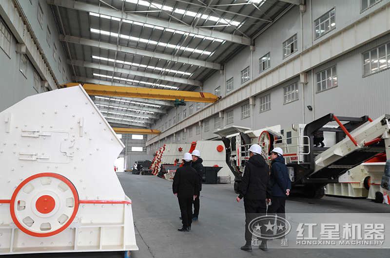 客户一行来厂参观新型重锤式破碎机 客户一行来厂参观新型重锤式破碎机