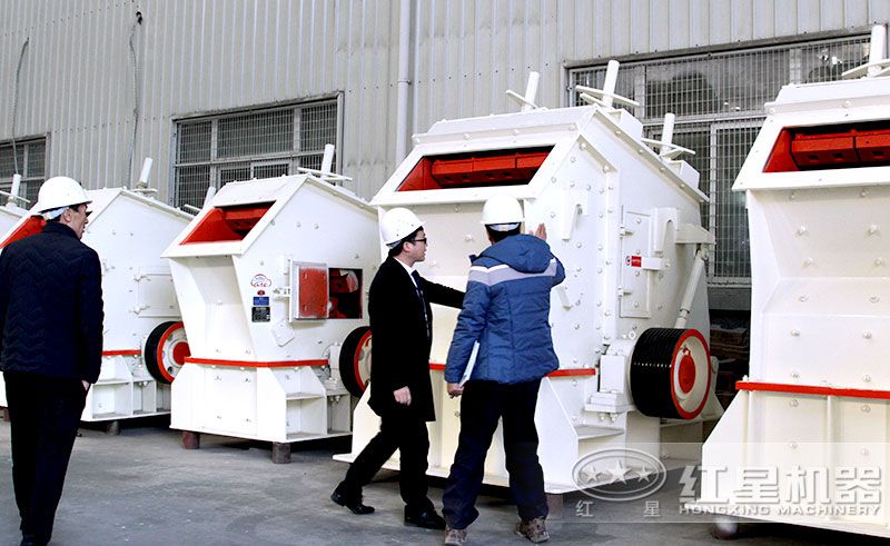 客户来厂参观购买易彩堂可移动式1320反击破碎机 客户来厂参观购买易彩堂可移动式1320反击破碎机