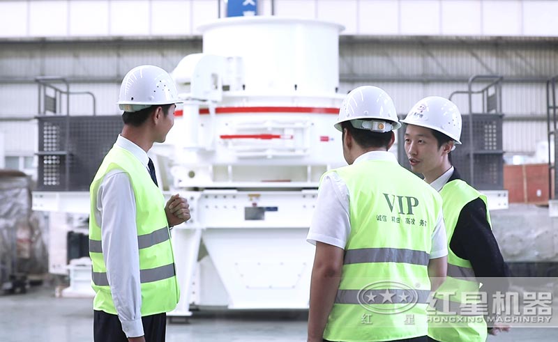 易彩堂工程师为客户讲解节能型制砂机设备 易彩堂工程师为客户讲解节能型制砂机设备