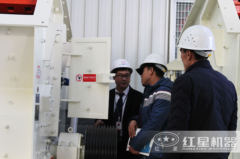 客户来厂考察反击破碎机 客户来厂考察反击破碎机