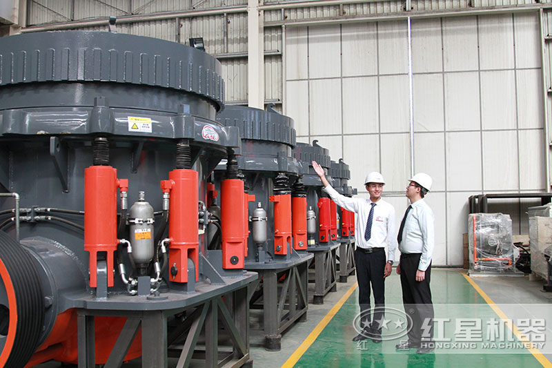 客户来厂考察1200圆锥破 客户来厂考察1200圆锥破