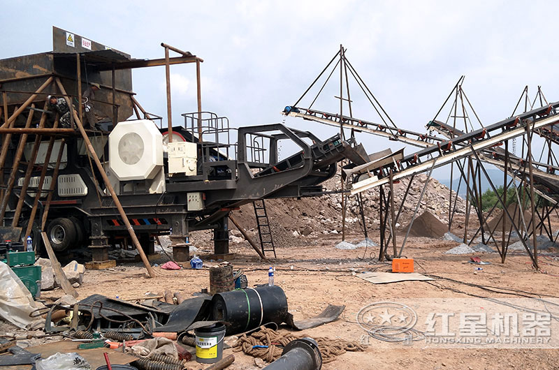 移动破碎站正在现场安装,如上图 移动破碎站正在现场安装,如上图