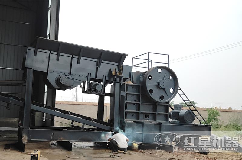 固定颚式破碎机现场实拍 固定颚式破碎机现场实拍