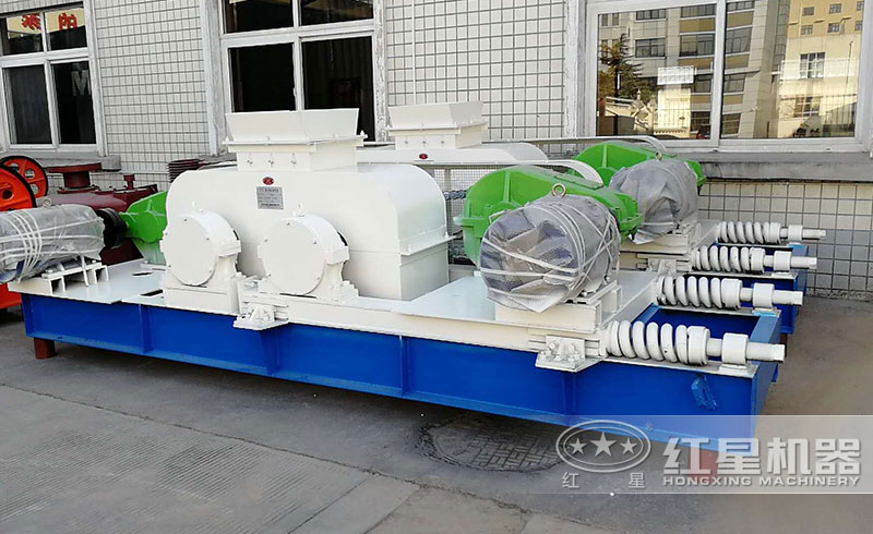 对辊制砂机生产现场实拍图 对辊制砂机生产现场实拍图