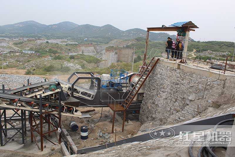 移动鄂式破碎机作业现场 移动鄂式破碎机作业现场