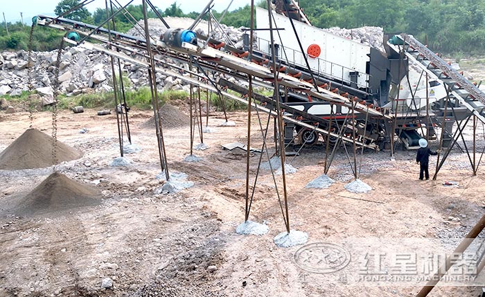 车载流动式磕石机工作现场 车载流动式磕石机工作现场