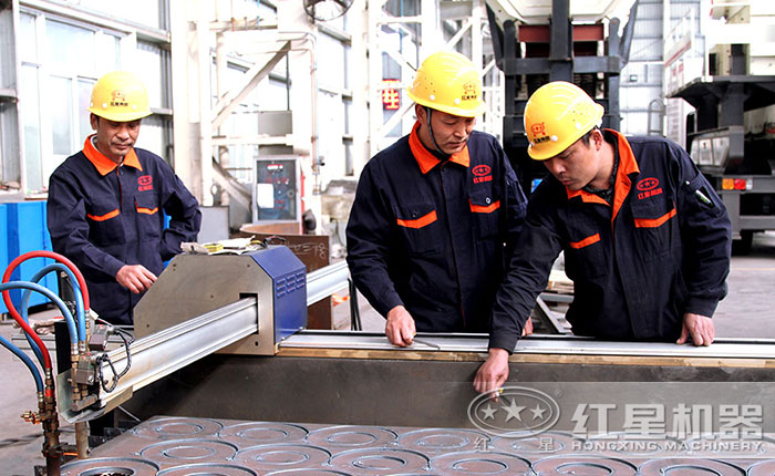 易彩堂工人在仔细核对 易彩堂工人在仔细核对