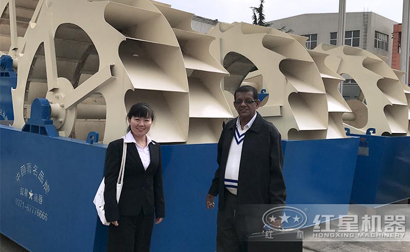 客户来厂考察洗砂机 客户来厂考察洗砂机