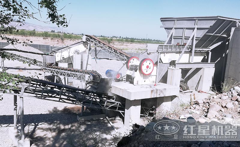 时产300吨的破碎制砂生产线中的颚式破碎机 时产300吨的破碎制砂生产线中的颚式破碎机
