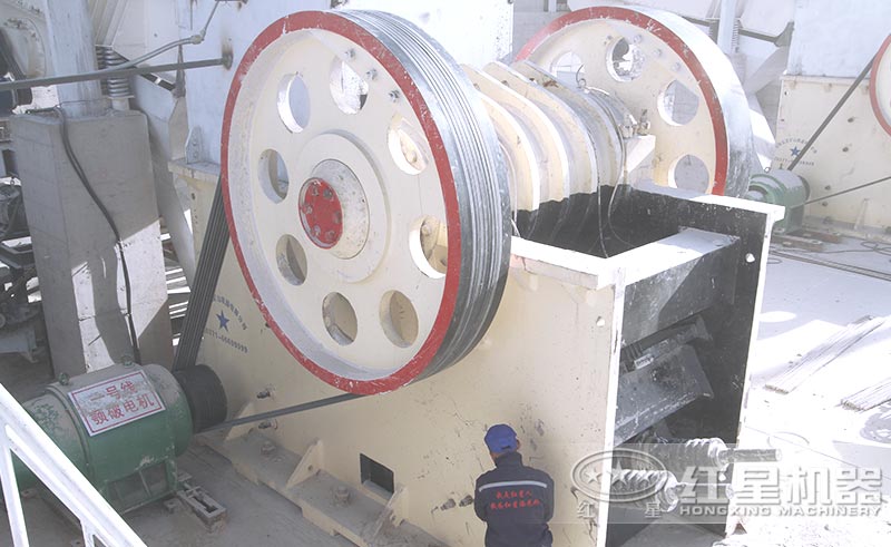 颚式大型石子粉碎机安装现场 颚式大型石子粉碎机安装现场