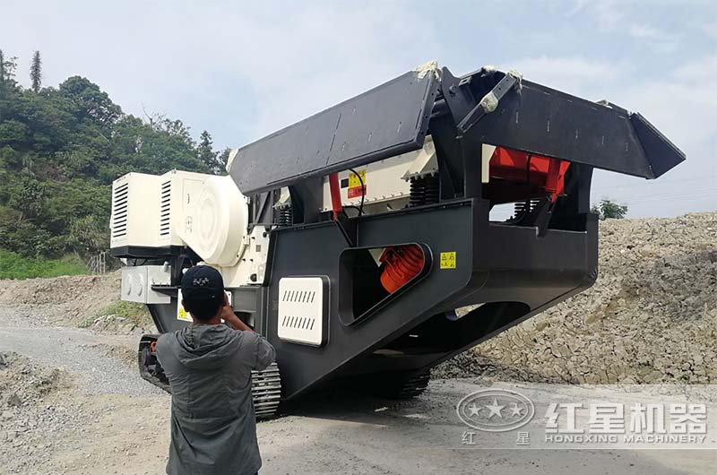 履带移动式破碎机现场 履带移动式破碎机现场