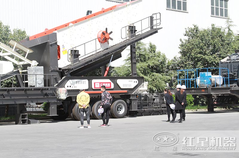 用户来厂参观移动式制砂机 用户来厂参观移动式制砂机