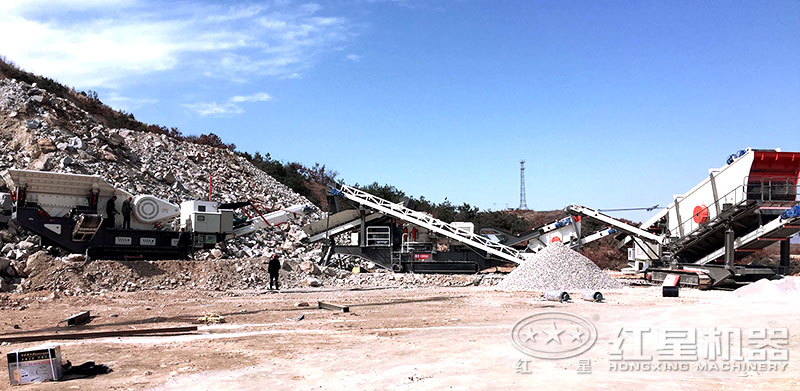 2台履带流动碎石机加工石料现场 2台履带流动碎石机加工石料现场