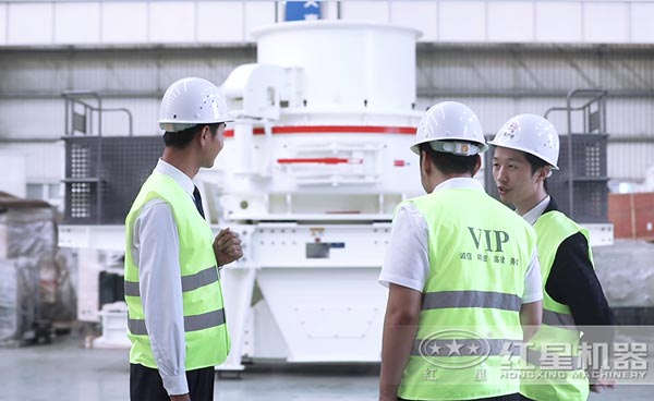 易彩堂工程师为客户讲解中 易彩堂工程师为客户讲解中