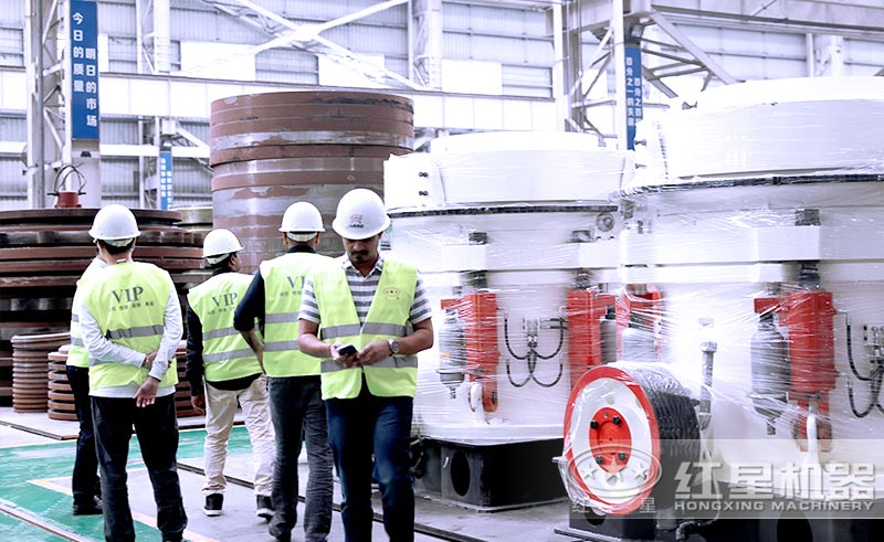 客户来易彩堂考察石子破碎机 客户来易彩堂考察石子破碎机