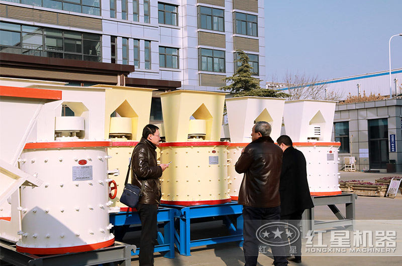 立式复合破碎机用户参观图 立式复合破碎机用户参观图