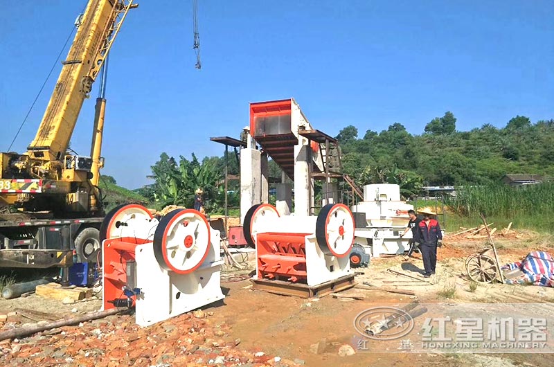 正在建设的碎石加工生产线 正在建设的碎石加工生产线