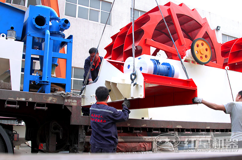 易彩堂师傅正在为客户的洗砂设备装车准备发货 易彩堂师傅正在为客户的洗砂设备装车准备发货