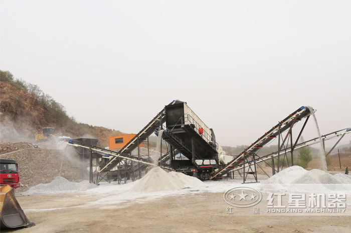 振动筛在移动式破碎机上作业 振动筛在移动式破碎机上作业