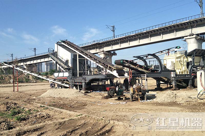 废旧铁路混凝土轨枕破碎现场 废旧铁路混凝土轨枕破碎现场