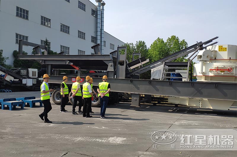 客户考察车载移动式制砂机 客户考察车载移动式制砂机