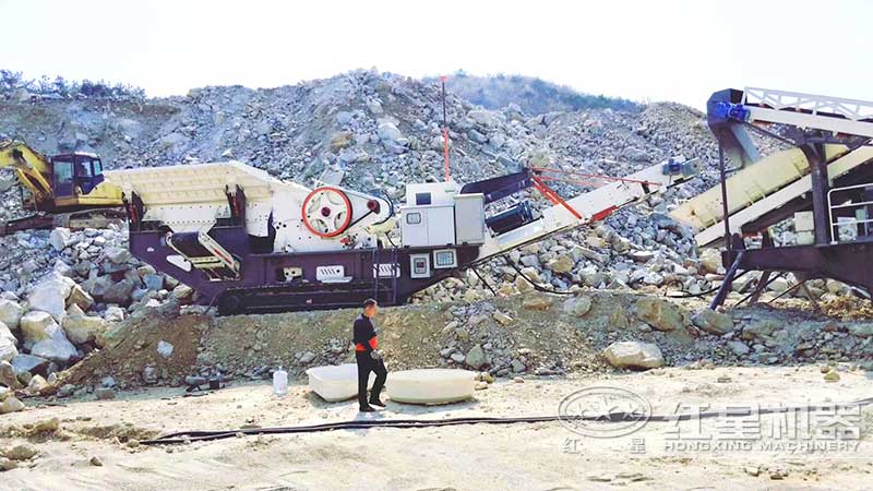 花岗岩履带移动式破碎机现场 花岗岩履带移动式破碎机现场