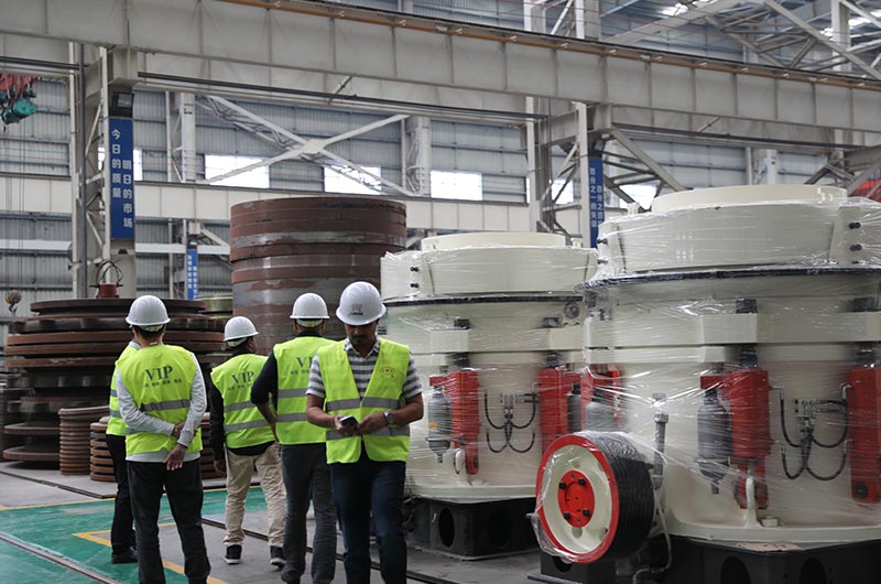 客户来厂考察玄武岩破碎设备 客户来厂考察玄武岩破碎设备