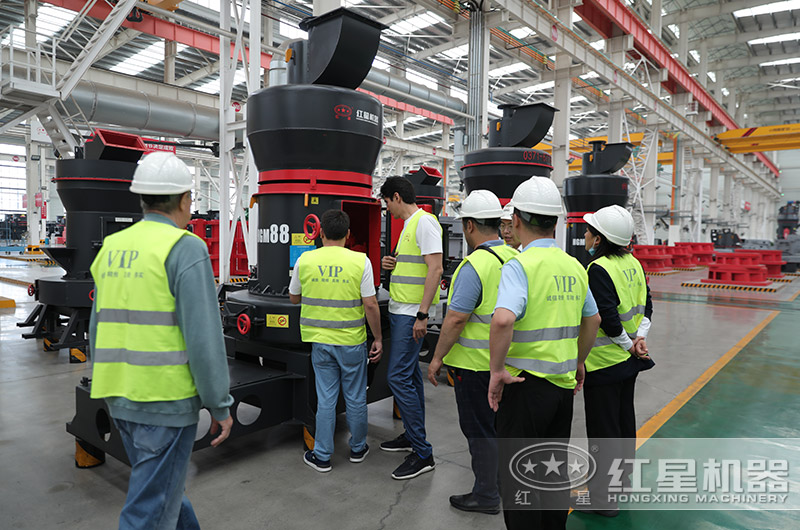 客户来厂选购磨粉机 客户来厂选购磨粉机