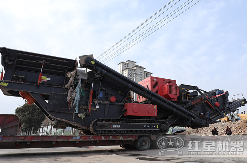 节能型移动破碎站转场中 节能型移动破碎站转场中