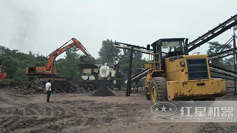 时产150吨煤矸石移动破碎站现场一 时产150吨煤矸石移动破碎站现场一