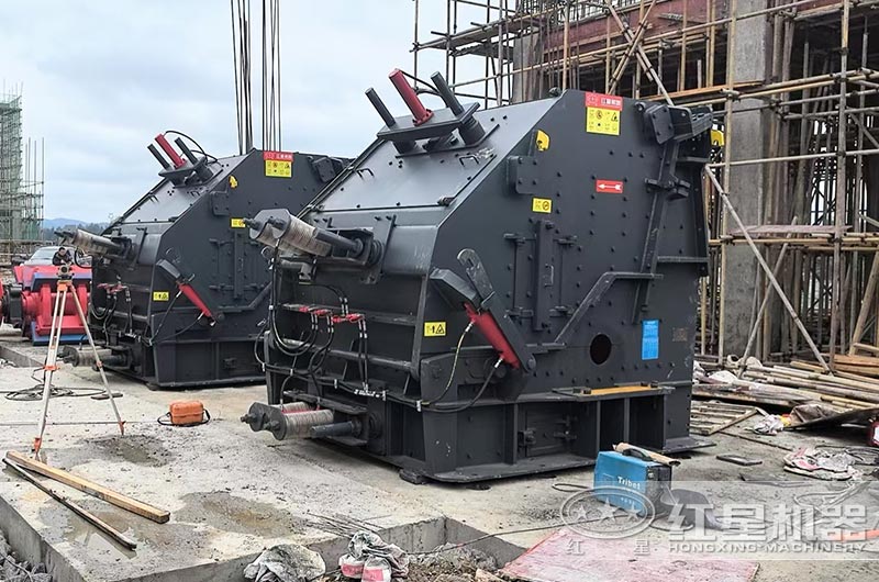 反击式破碎机大型现场安装中 反击式破碎机大型现场安装中