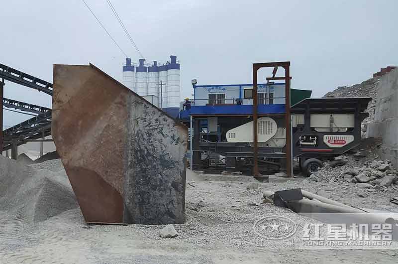 青石花岗岩流动制砂现场 青石花岗岩流动制砂现场