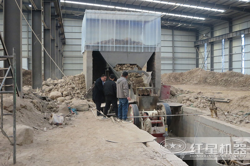 河南焦作一碎石场鄂破机作业现场 河南焦作一碎石场鄂破机作业现场