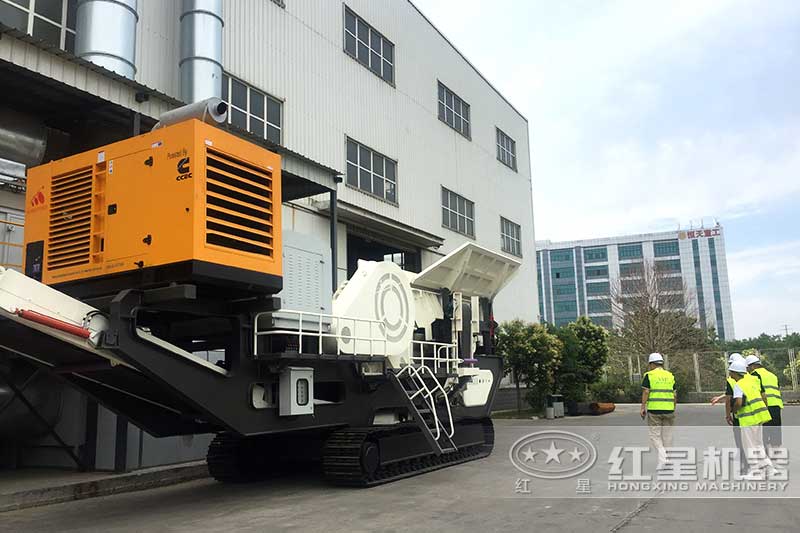 客户到厂考察移动破碎站 客户到厂考察移动破碎站