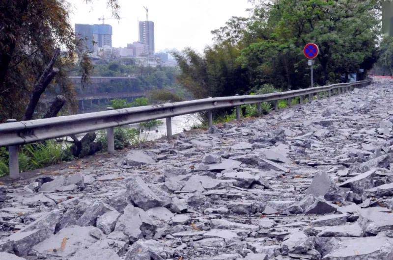 拆除的固体沥青路面 拆除的固体沥青路面