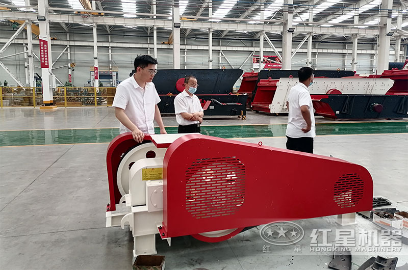 客户考察对辊破碎机 客户考察对辊破碎机