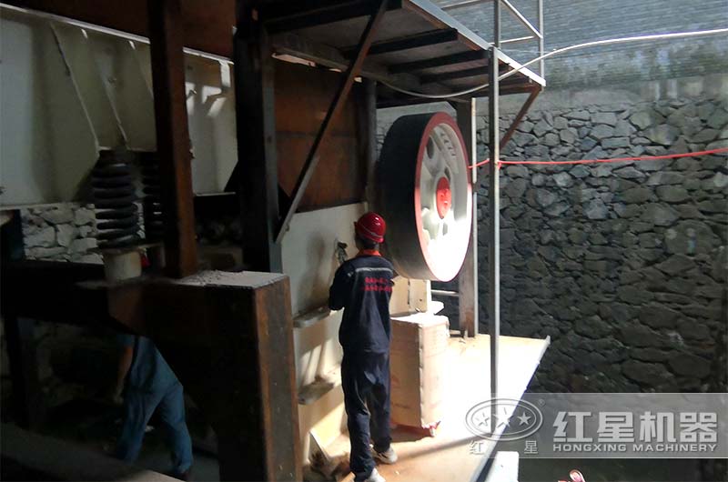 碎石机维护现场 碎石机维护现场