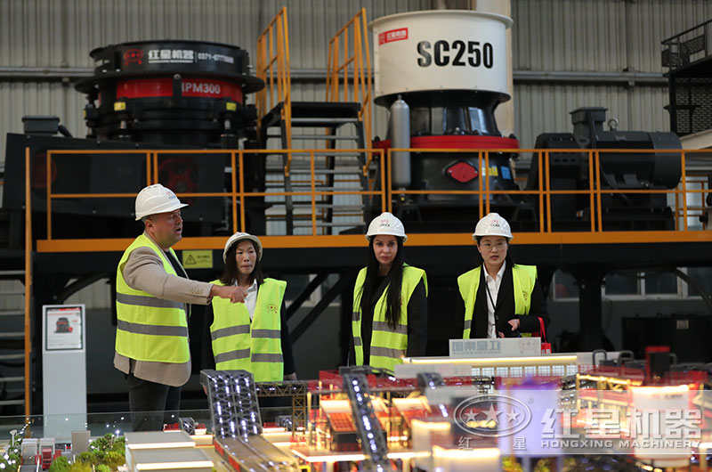 客户来厂考察圆锥破碎机 客户来厂考察圆锥破碎机