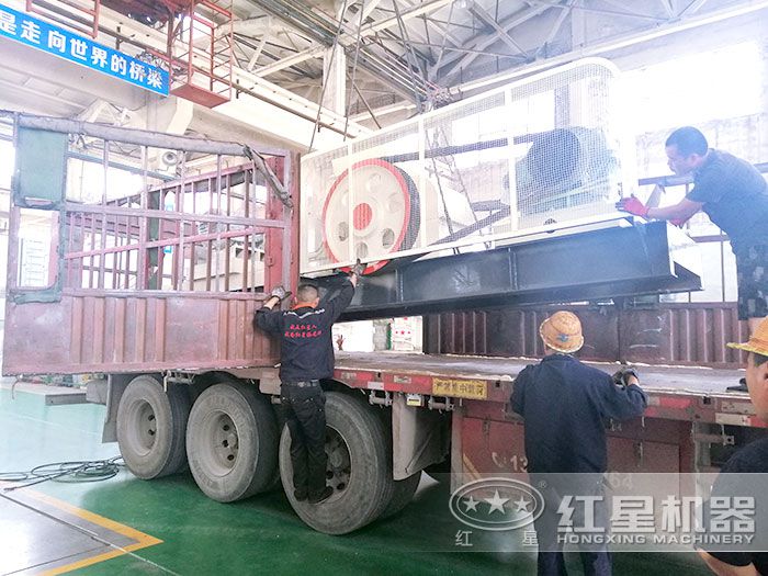 对辊式粉碎机装车发货 对辊式粉碎机装车发货