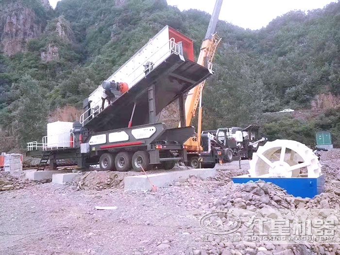 鹅卵石粉碎现场