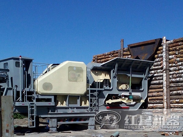 新款小型移动式破碎机现场作业图 新款小型移动式破碎机现场作业图