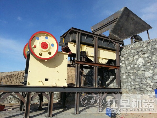 嗑石子机现场作业图 嗑石子机现场作业图