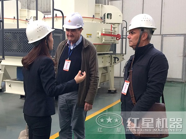玄武岩制砂机用户参观厂区图 玄武岩制砂机用户参观厂区图