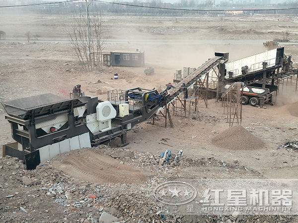 时产80-100吨轮胎式移动磕石机现场作业 时产80-100吨轮胎式移动磕石机现场作业