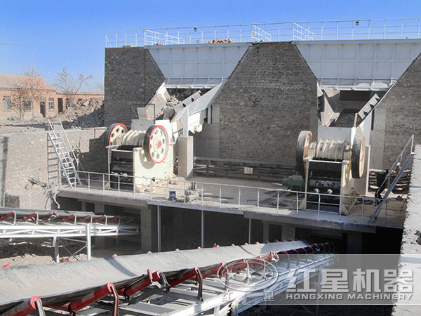 破碎生产线现场作业图 破碎生产线现场作业图