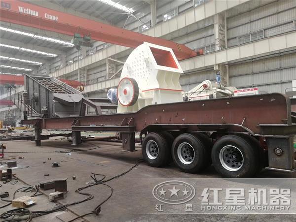 破碎筛分给料三合一移动破碎生产线正在组装 破碎筛分给料三合一移动破碎生产线正在组装