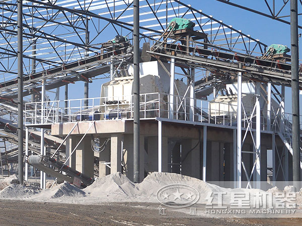 日产10000吨新型石料粉碎机设备现场作业图 日产10000吨新型石料粉碎机设备现场作业图