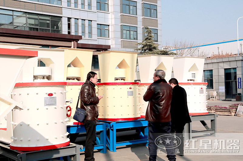 客户来购买立式碎煤机 客户来购买立式碎煤机