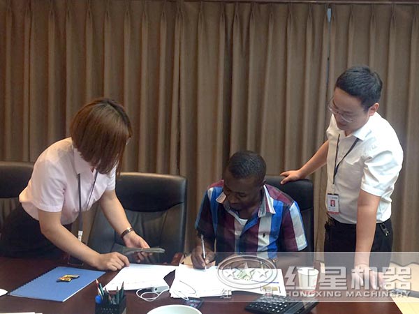 易彩堂重锤式破碎设备价格合理与客户签订合作协议图 易彩堂重锤式破碎设备价格合理与客户签订合作协议图