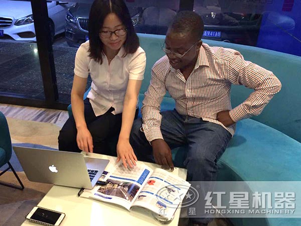 销售人员为客户详细介绍产品细节图 销售人员为客户详细介绍产品细节图